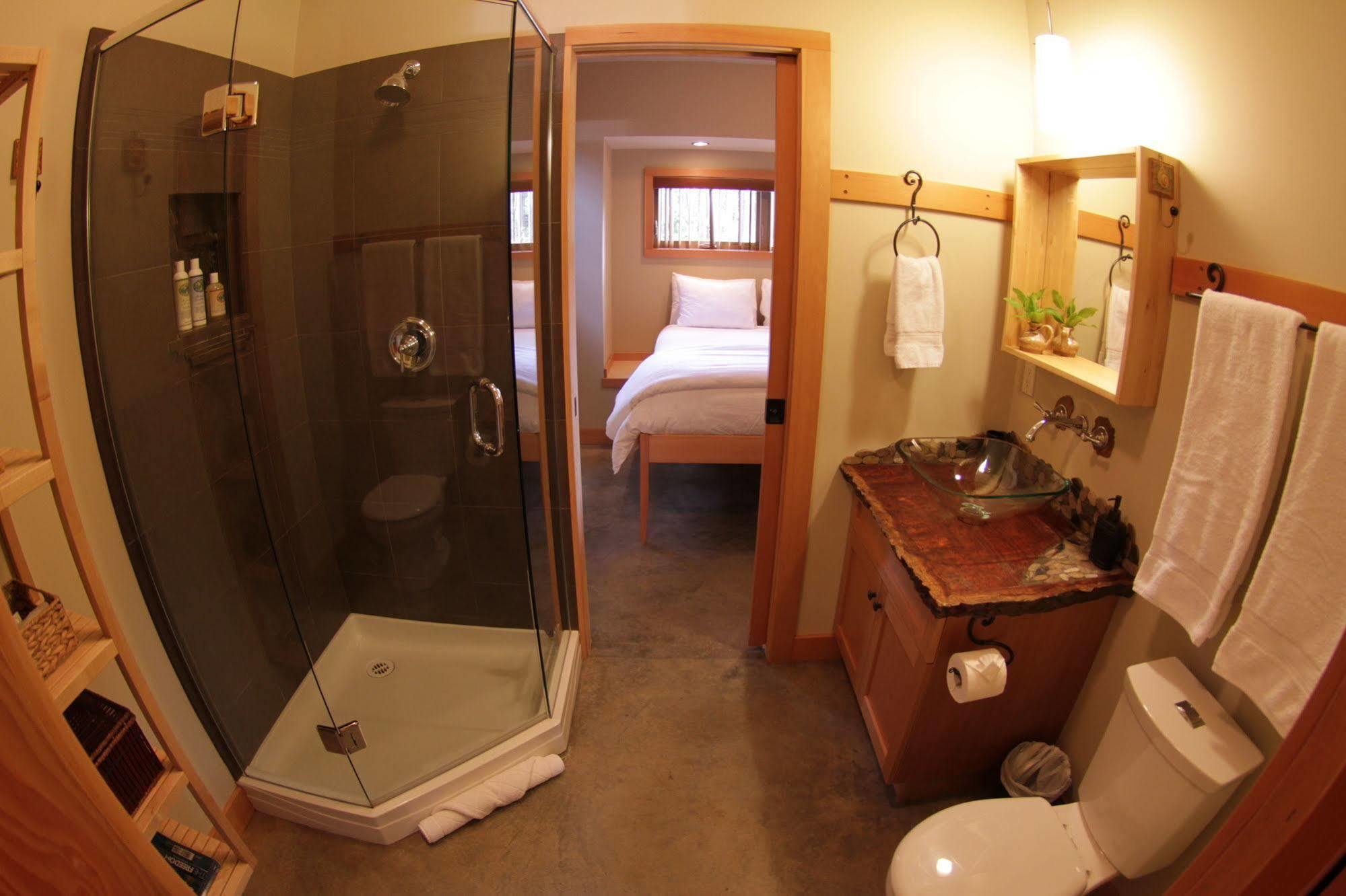 Black Bear Guesthouse Tofino Esterno foto