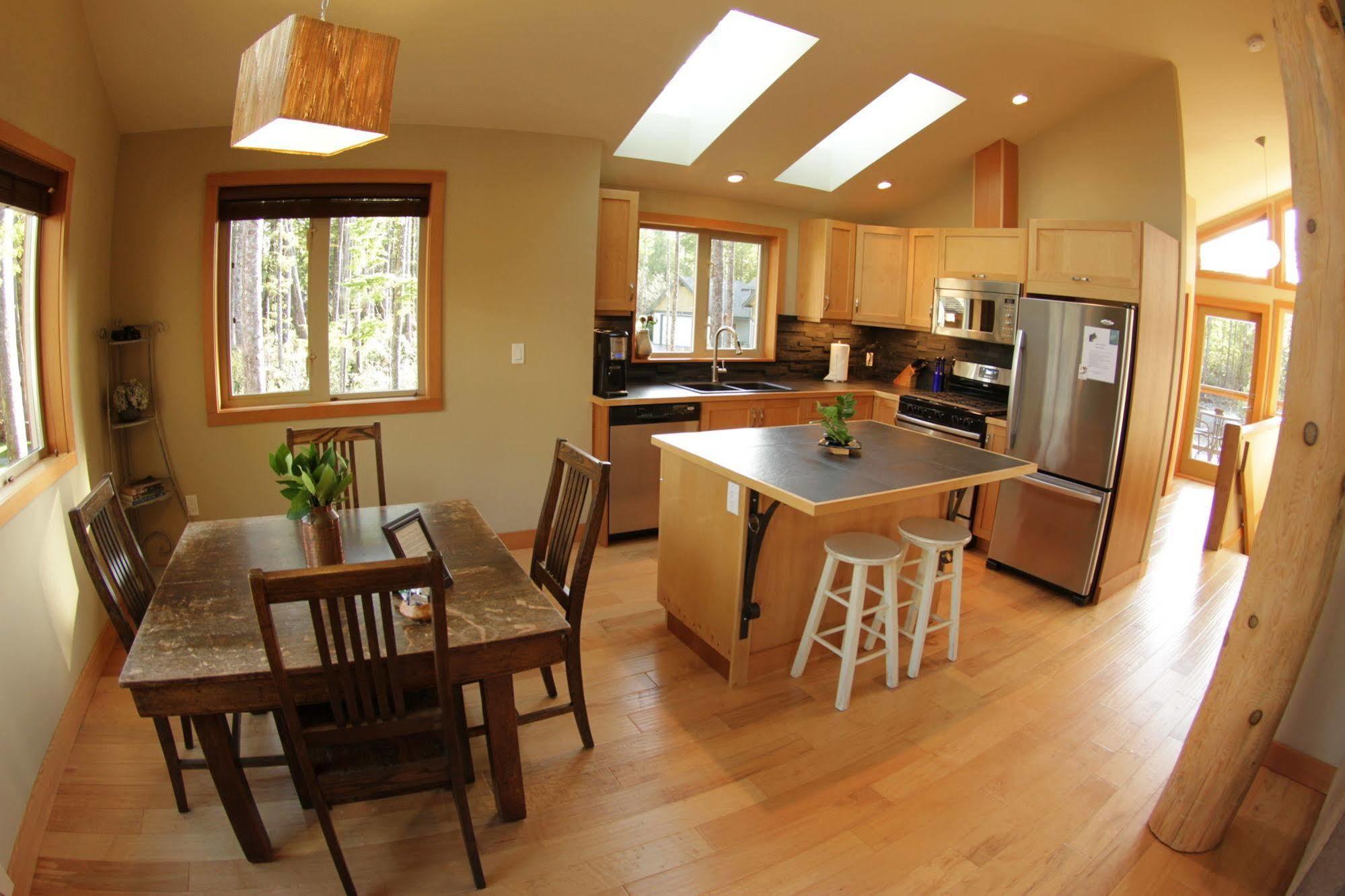 Black Bear Guesthouse Tofino Esterno foto