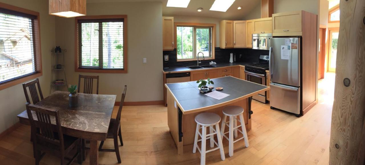 Black Bear Guesthouse Tofino Esterno foto
