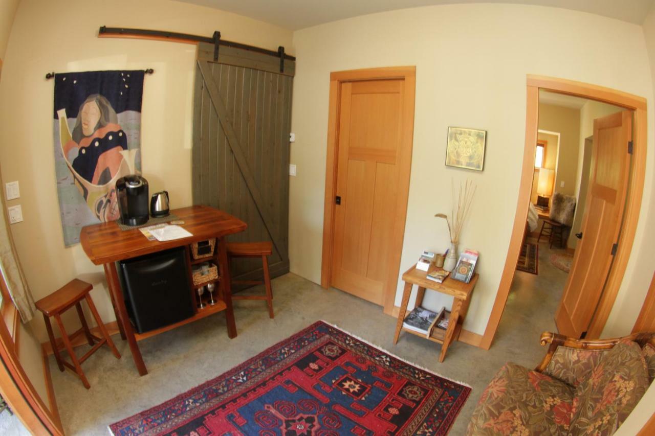 Black Bear Guesthouse Tofino Esterno foto
